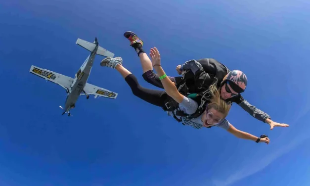 Olahraga Skydiving Hadirkan Persiapan Meluncur Dari Ketinggian